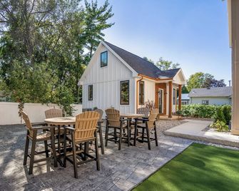 Stay close to your student in this private, brand-new tiny home near campus and downtown. Walk to great dining, enjoy modern comfort, and relax in a peaceful, thoughtfully designed space. - Bowling Green - Patio