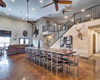 Kansas Hunting Lodge Pets and Large Groups Welcome! - Great Bend - Eetruimte
