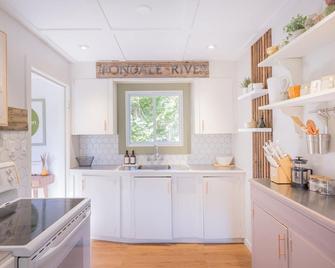 Hills Haven Luxury Cottage - Minden Hills Escape for the Nature Enthusiast - Minden - Kitchen