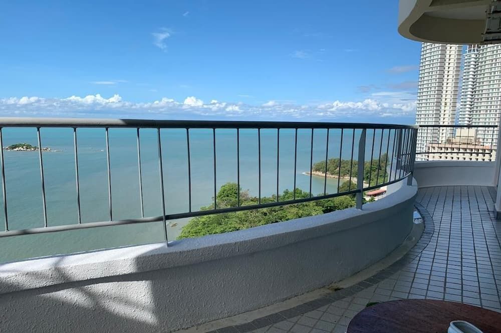 Luxury seafront resort home - Tanjung Bungah - Balcony