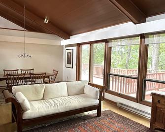 Nestled in a Quiet Neighborhood, Yet Minutes to Tech - Blacksburg - Huiskamer