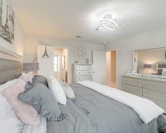 Pet-Friendly Home w/ Fenced Yard in Manor - Manor - Bedroom