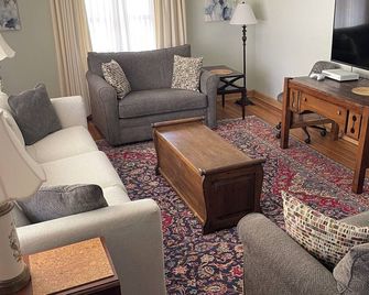 Clean, fun, comfy ranch home near parks, 2.5 mi to Mayo w Pingpong and Playroom - Rochester - Living room