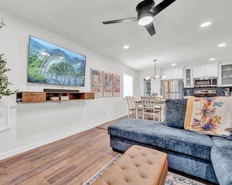 Best of McAllen! Sleeps 10+ pets - McAllen - Living room