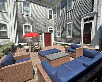 Charming Victorian Home Downtown Newport - Newport - Patio