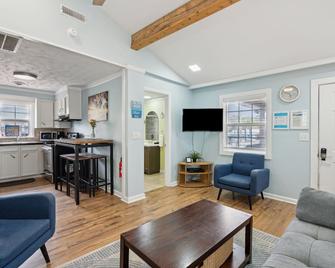 23 Center St - Sunny Side Up - Upstairs Apartment - Folly Beach - Sala de estar