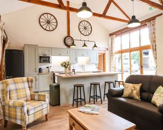 Quoit X Barn, Pet Friendly, With Open Fire In Bampton, Devon - Tiverton - Living room