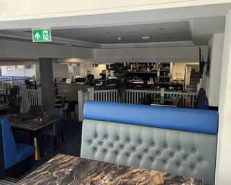 High Corner Hotel - Llanharan - Bar