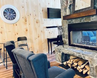 The Outlet Studio, Rustic Comfort w Fireplace - Freeport - Sala de estar