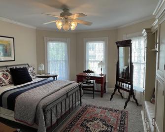 Charming Victorian, Private Hot Tub - New Buffalo - Bedroom