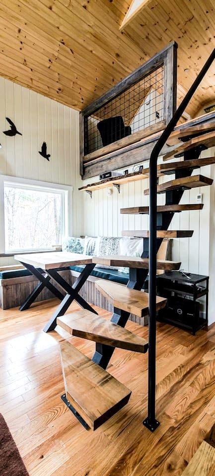 Luxurious Tree House with Hot Tub and Firepit, Perched over Littlefield Pond, Perfect for a Relaxing Weekend Getaway near Portland, Maine - Sanford - Comedor