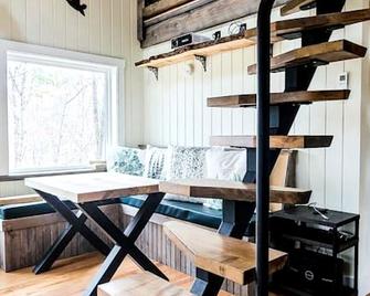 Luxurious Tree House with Hot Tub and Firepit, Perched over Littlefield Pond, Perfect for a Relaxing Weekend Getaway near Portland, Maine - Sanford - Dining room