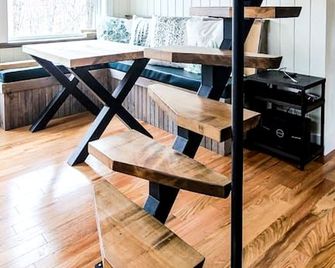 Luxurious Tree House with Hot Tub and Firepit, Perched over Littlefield Pond, Perfect for a Relaxing Weekend Getaway near Portland, Maine - Sanford - Comedor