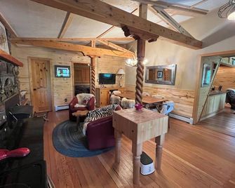 Taos House Ski Cabin - Perfect A-Frame Cabin in the Woods - Taos Ski Valley - Living room