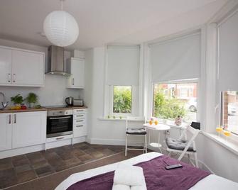 Beddoe Apartments - Eastleigh - Kitchen