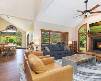 Modern 6Br/6Ba, Hot tub, Views, game rm - Galena - Living room