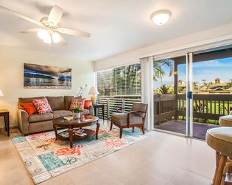 Bright condo with lanai, pool, grill - recently updated - Princeville - Salon
