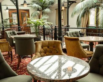 Kee's Hotel - Stranorlar - Lounge