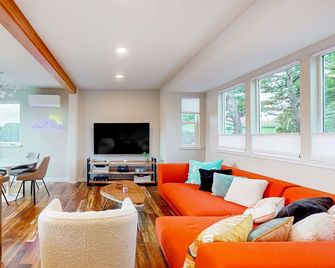 Dog friendly brand new shipping container home steps from the beach - Pacific City - Sala de estar