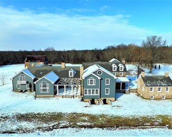 Expansive Modern Farm House on 8 park-like acres - Collegeville - Building