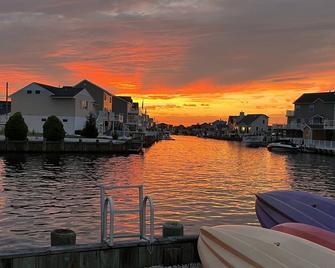 4 Bedroom Plus , 2 baths on a Lagoon minutes from open bay - Manahawkin
