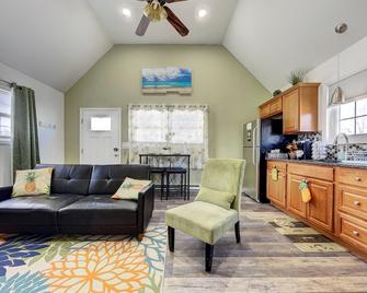 Keansburg! Your Beach Home! Pet Friendly. - Keansburg - Living room