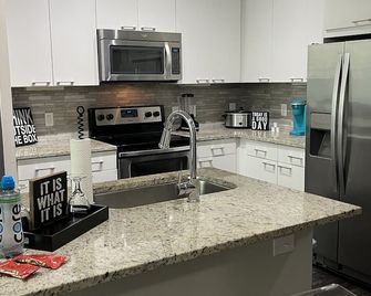 1 bedroom loft luxury stay - דאלאס - מטבח