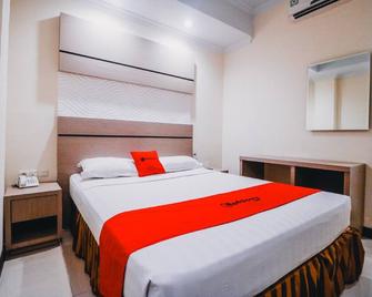 RedDoorz Plus near Makassar Town Square - Makassar - Bedroom