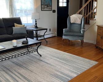 Pet Friendly Lake Front Getaway On Lake Champlain, Plattsburgh Ny - Plattsburgh - Living room