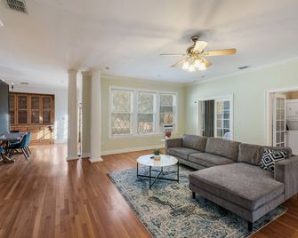 4BR/2BA Apt near downtown - 4 Queen beds, 2 Twins -Free Parking - San Antonio - Sala de estar