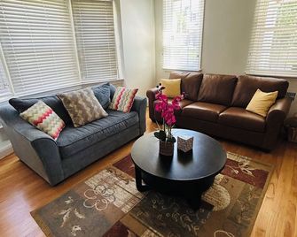 Charming 3-bedroom house with WiFi, AC in welcoming Towson - Towson - Living room