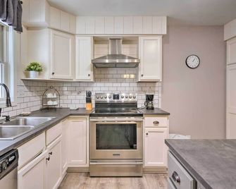 Hilltop Home Inside of Apple Valley! - Mount Vernon - Kitchen