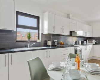Double Basement Room with Free Parking and Wi-Fi - Nottingham - Kitchen