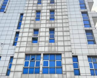 comfy & simple room in the middle of Kinshasa,2 minutes from the boulevard - Кіншаса - Будівля