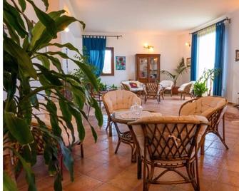 Beb \'The Silver Leaves\' - Clean Room - Caltabellotta - Restaurante
