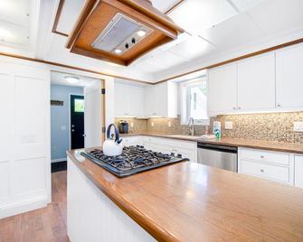 Harbor Charm - Harbor Springs - Kitchen