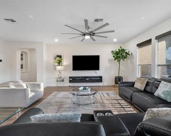 Modern Round Rock Getaway with Private Hot Tub - Round Rock - Living room