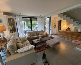 Peaceful and Lovely Decorated villa-With Heated Pool 20min from St Tropez - La Garde-Freinet - Wohnzimmer