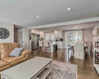 Fire Pit, Spacious Yard Hyannis Vacation Rental - Hyannis - Living room