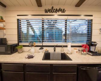 Stillwater House Elegant tiny container home Near Magnolia - Waco - Cocina