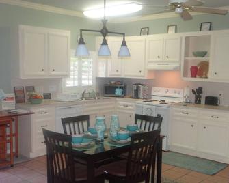 Joyful Quarters - Beautiful Spacious 1 Bedrm Apartment - Huffman - Kitchen