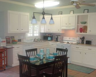 Joyful Quarters - Beautiful Spacious 1 Bedrm Apartment - Huffman - Cuisine