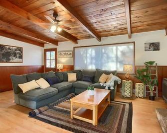Red Door Cottage Fireplace bbq 12 mi to Yosemite - Oakhurst - Stue