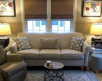 Charming 4 bedroom 2 bath Sheboygan Falls - Sheboygan Falls - Sala de estar
