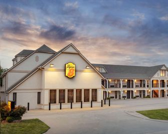 Super 8 by Wyndham City of Moore - Moore - Gebouw