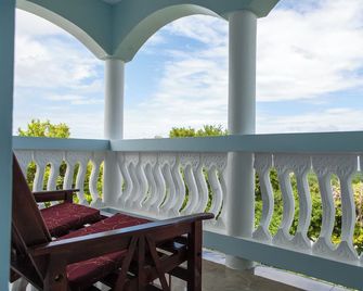 Experience Real Jamaica! Large House, Full Kitchen, Quiet Beach, Local Vendors! - Duncans - Balcón