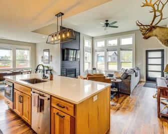 Stylish Montana Vacation Rental with Private Hot Tub - Red Lodge - Küche