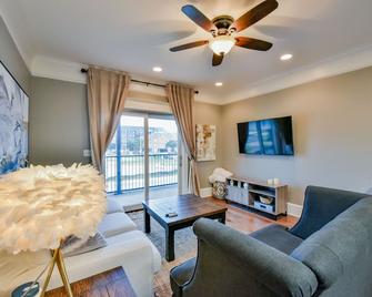 Big Al's Den - Tuscaloosa - Living room