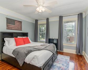 Updated historic 3b1.5b house minutes from old downtown w/ deck & work space - Sanford - Спальня