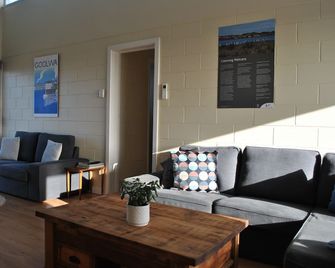 Hideaway Tom's on the Mundoo Channel - Goolwa - Living room